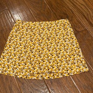 YELLOW/ FLORAL/ MINI SKIRT/ FRONT SLITS